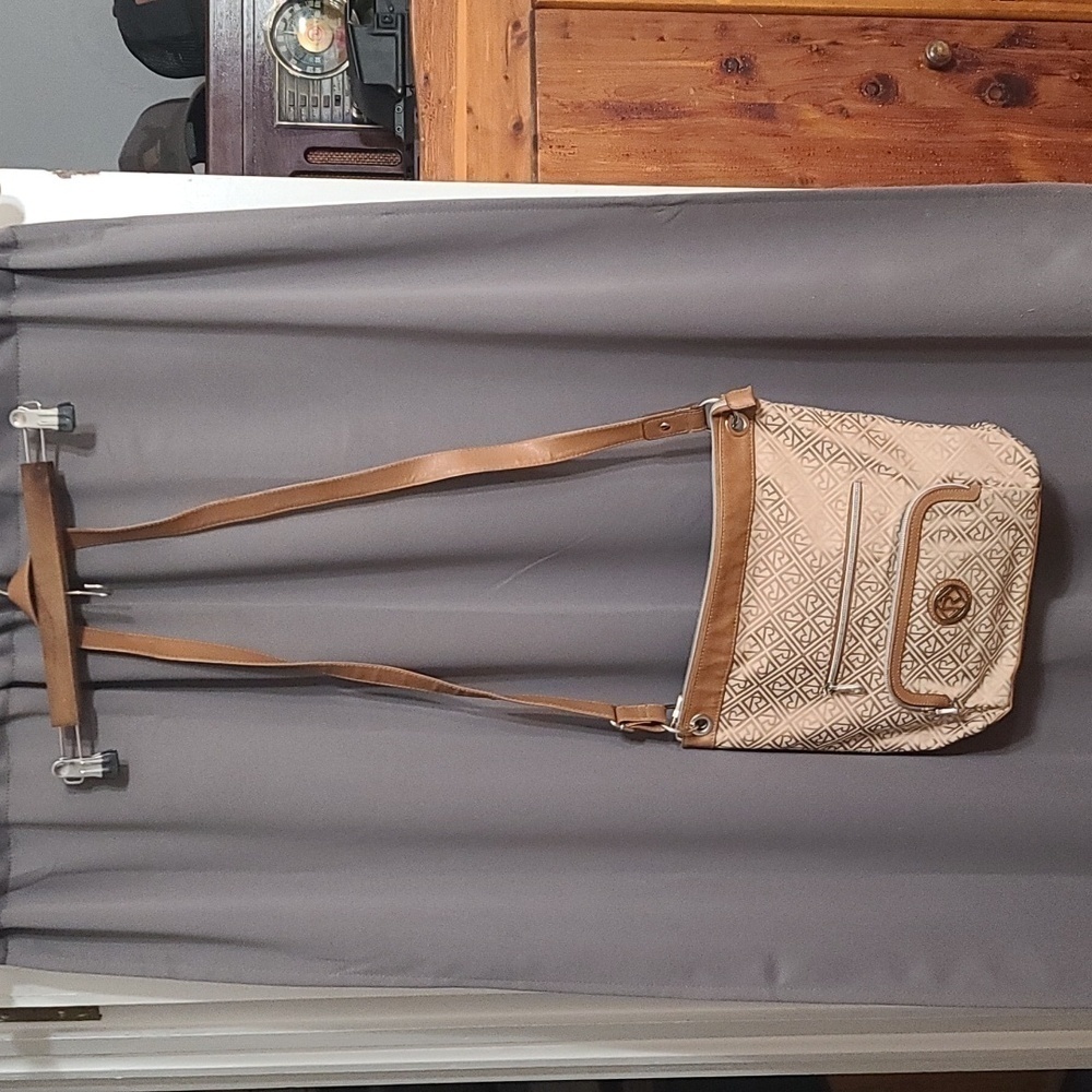 Relic Crossbody/Shoulder Bag Purse Zippered Pockets Adjustable Brown/Tan GUC